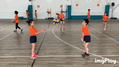 辛辛那提红人队正式退役皮特·罗斯的 14 号球衣（在其赌博风波发酵前）