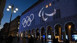 辽宁男篮在CBA杯赛中爆冷输给江苏男篮，外援选择引发争议，球迷对阵容实力和磨合表示不满。